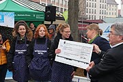 Schecküberreichung an die "Münchner Tafel" durch Claudia Westner, Vorsitzende des Spargelerzeugerverbandes und -rings Südbayern (©Foto. Martin Schmitz)